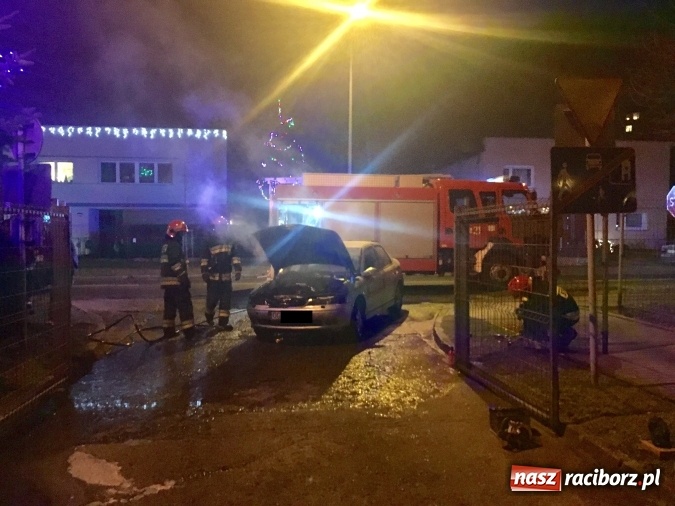 Zdjęcie w galerii na portalu naszraciborz.pl: Na Słowackiego strażacy gasili pożar w komorze silnikowej opla vectry wiadomości z regionu