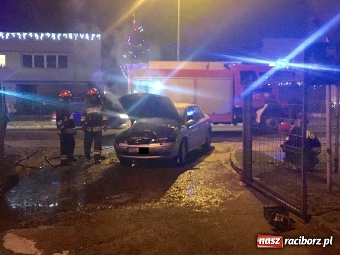 Zdjęcie w galerii na portalu naszraciborz.pl: Na Słowackiego strażacy gasili pożar w komorze silnikowej opla vectry wiadomości z regionu