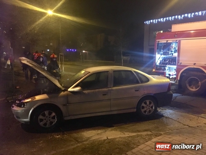 Zdjęcie w galerii na portalu naszraciborz.pl: Na Słowackiego strażacy gasili pożar w komorze silnikowej opla vectry wiadomości z regionu