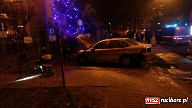 Zdjęcie w galerii na portalu naszraciborz.pl: Na Słowackiego strażacy gasili pożar w komorze silnikowej opla vectry wiadomości z regionu