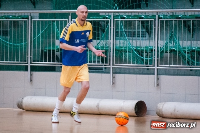 Zdjęcie w galerii na portalu naszraciborz.pl: Przedświąteczne starcia w HLPN. Wygrane Amatorów i PRD Kuhn. Remis Straży Pożarnej wiadomości z regionu