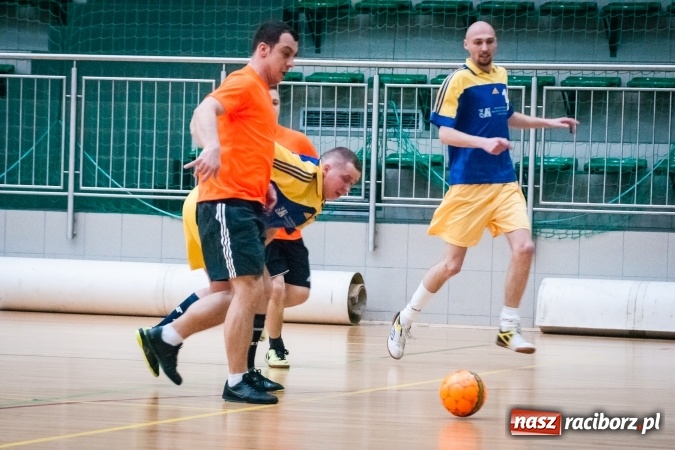 Zdjęcie w galerii na portalu naszraciborz.pl: Przedświąteczne starcia w HLPN. Wygrane Amatorów i PRD Kuhn. Remis Straży Pożarnej wiadomości z regionu