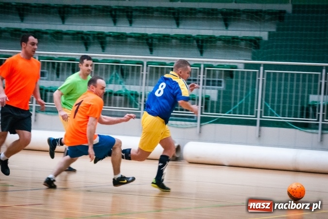 Zdjęcie w galerii na portalu naszraciborz.pl: Przedświąteczne starcia w HLPN. Wygrane Amatorów i PRD Kuhn. Remis Straży Pożarnej wiadomości z regionu