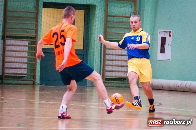 Zdjęcie w galerii na portalu naszraciborz.pl: Przedświąteczne starcia w HLPN. Wygrane Amatorów i PRD Kuhn. Remis Straży Pożarnej wiadomości z regionu
