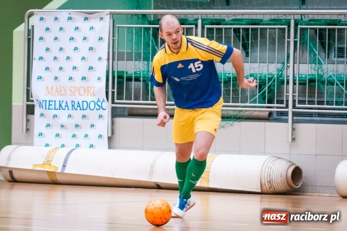 Zdjęcie w galerii na portalu naszraciborz.pl: Przedświąteczne starcia w HLPN. Wygrane Amatorów i PRD Kuhn. Remis Straży Pożarnej wiadomości z regionu