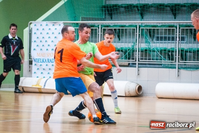 Zdjęcie w galerii na portalu naszraciborz.pl: Przedświąteczne starcia w HLPN. Wygrane Amatorów i PRD Kuhn. Remis Straży Pożarnej wiadomości z regionu