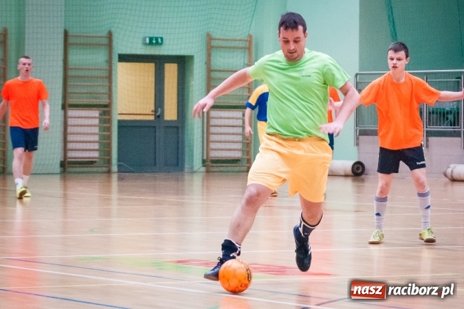 Zdjęcie w galerii na portalu naszraciborz.pl: Przedświąteczne starcia w HLPN. Wygrane Amatorów i PRD Kuhn. Remis Straży Pożarnej wiadomości z regionu