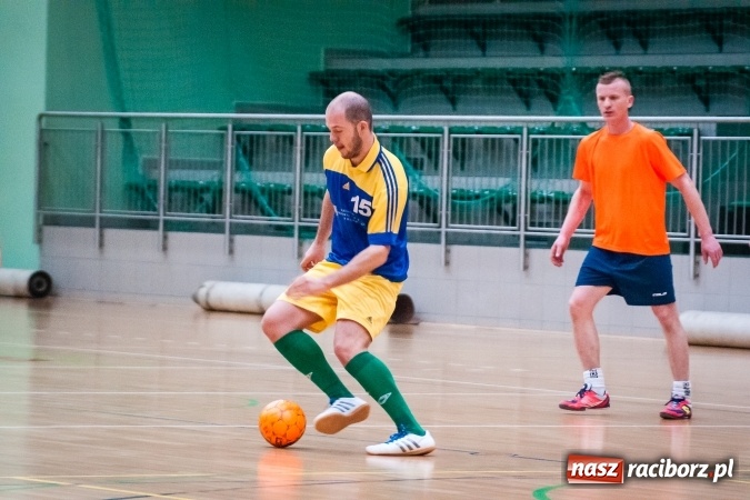Zdjęcie w galerii na portalu naszraciborz.pl: Przedświąteczne starcia w HLPN. Wygrane Amatorów i PRD Kuhn. Remis Straży Pożarnej wiadomości z regionu