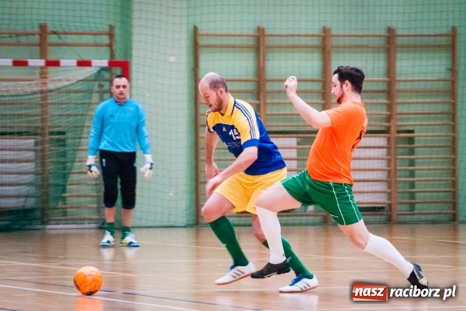 Zdjęcie w galerii na portalu naszraciborz.pl: Przedświąteczne starcia w HLPN. Wygrane Amatorów i PRD Kuhn. Remis Straży Pożarnej wiadomości z regionu