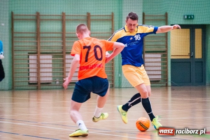 Zdjęcie w galerii na portalu naszraciborz.pl: Przedświąteczne starcia w HLPN. Wygrane Amatorów i PRD Kuhn. Remis Straży Pożarnej wiadomości z regionu