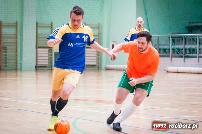 Zdjęcie w galerii na portalu naszraciborz.pl: Przedświąteczne starcia w HLPN. Wygrane Amatorów i PRD Kuhn. Remis Straży Pożarnej wiadomości z regionu