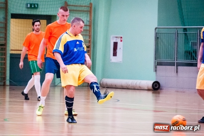 Zdjęcie w galerii na portalu naszraciborz.pl: Przedświąteczne starcia w HLPN. Wygrane Amatorów i PRD Kuhn. Remis Straży Pożarnej wiadomości z regionu