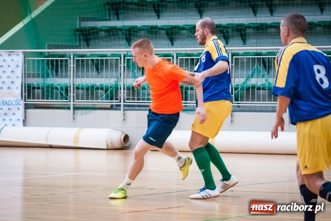 Zdjęcie w galerii na portalu naszraciborz.pl: Przedświąteczne starcia w HLPN. Wygrane Amatorów i PRD Kuhn. Remis Straży Pożarnej wiadomości z regionu