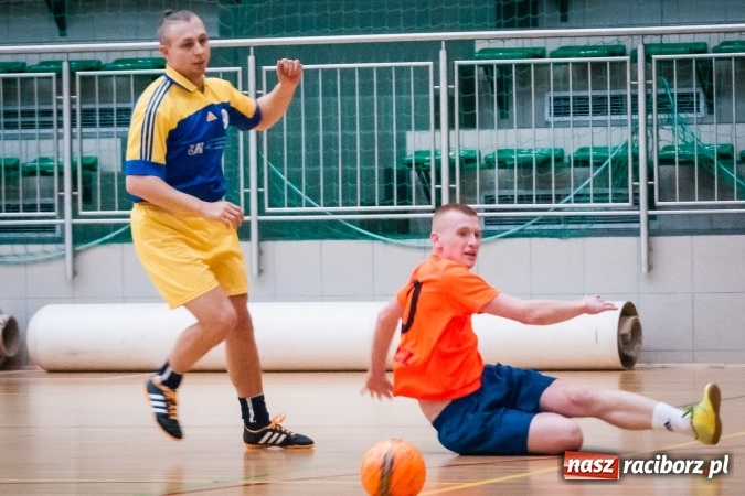 Zdjęcie w galerii na portalu naszraciborz.pl: Przedświąteczne starcia w HLPN. Wygrane Amatorów i PRD Kuhn. Remis Straży Pożarnej wiadomości z regionu