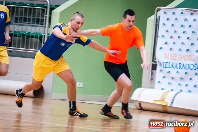 Zdjęcie w galerii na portalu naszraciborz.pl: Przedświąteczne starcia w HLPN. Wygrane Amatorów i PRD Kuhn. Remis Straży Pożarnej wiadomości z regionu