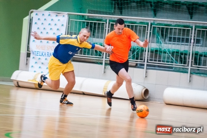 Zdjęcie w galerii na portalu naszraciborz.pl: Przedświąteczne starcia w HLPN. Wygrane Amatorów i PRD Kuhn. Remis Straży Pożarnej wiadomości z regionu