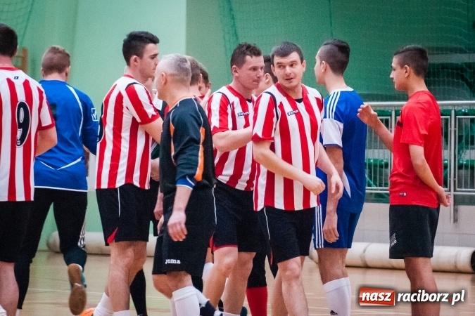 Zdjęcie w galerii na portalu naszraciborz.pl: Przedświąteczne starcia w HLPN. Wygrane Amatorów i PRD Kuhn. Remis Straży Pożarnej wiadomości z regionu