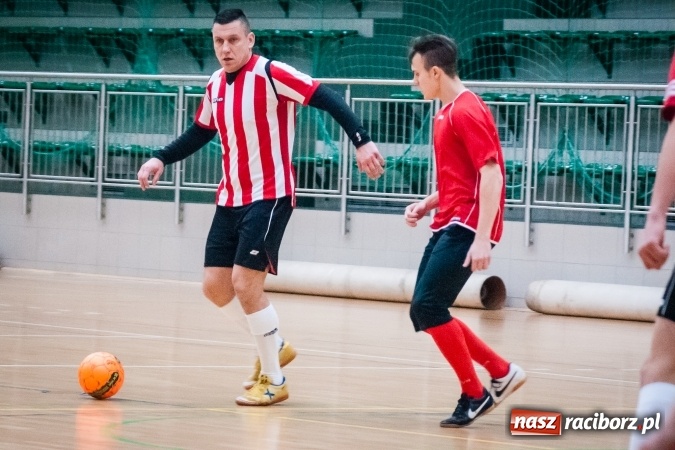 Zdjęcie w galerii na portalu naszraciborz.pl: Przedświąteczne starcia w HLPN. Wygrane Amatorów i PRD Kuhn. Remis Straży Pożarnej wiadomości z regionu