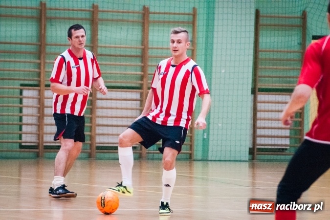 Zdjęcie w galerii na portalu naszraciborz.pl: Przedświąteczne starcia w HLPN. Wygrane Amatorów i PRD Kuhn. Remis Straży Pożarnej wiadomości z regionu