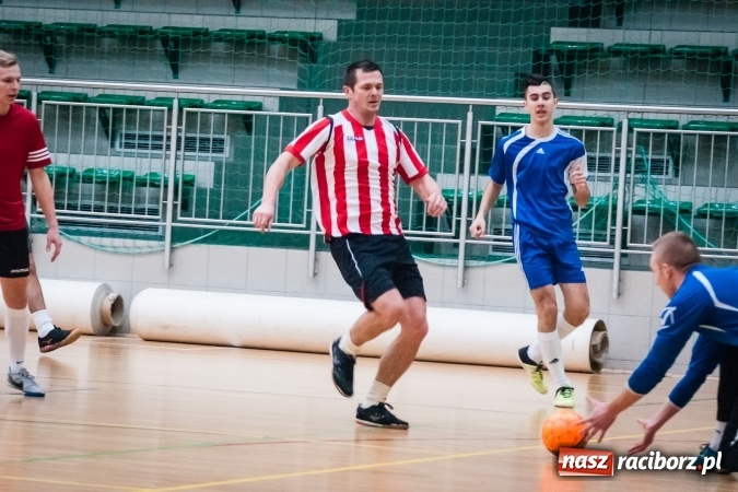 Zdjęcie w galerii na portalu naszraciborz.pl: Przedświąteczne starcia w HLPN. Wygrane Amatorów i PRD Kuhn. Remis Straży Pożarnej wiadomości z regionu