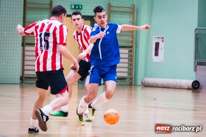 Zdjęcie w galerii na portalu naszraciborz.pl: Przedświąteczne starcia w HLPN. Wygrane Amatorów i PRD Kuhn. Remis Straży Pożarnej wiadomości z regionu