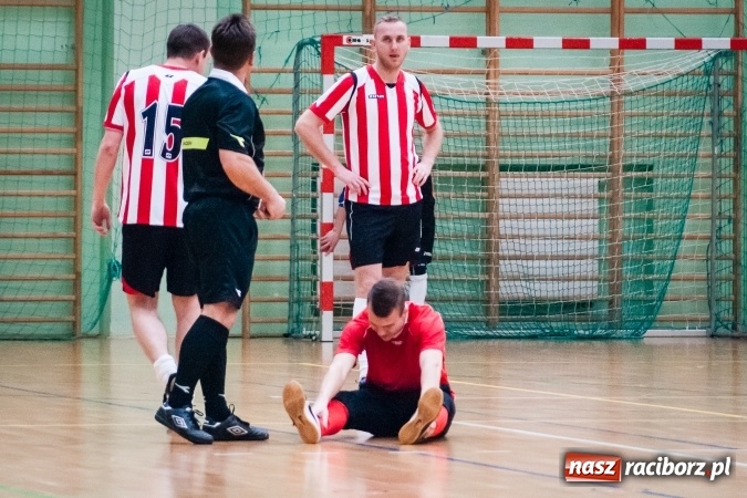 Zdjęcie w galerii na portalu naszraciborz.pl: Przedświąteczne starcia w HLPN. Wygrane Amatorów i PRD Kuhn. Remis Straży Pożarnej wiadomości z regionu