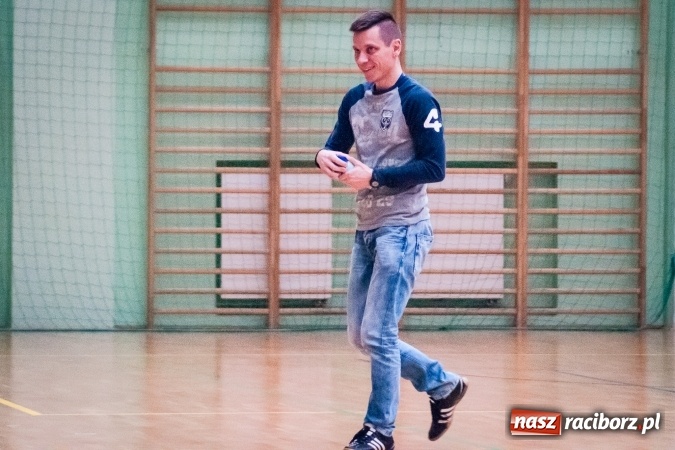 Zdjęcie w galerii na portalu naszraciborz.pl: Przedświąteczne starcia w HLPN. Wygrane Amatorów i PRD Kuhn. Remis Straży Pożarnej wiadomości z regionu