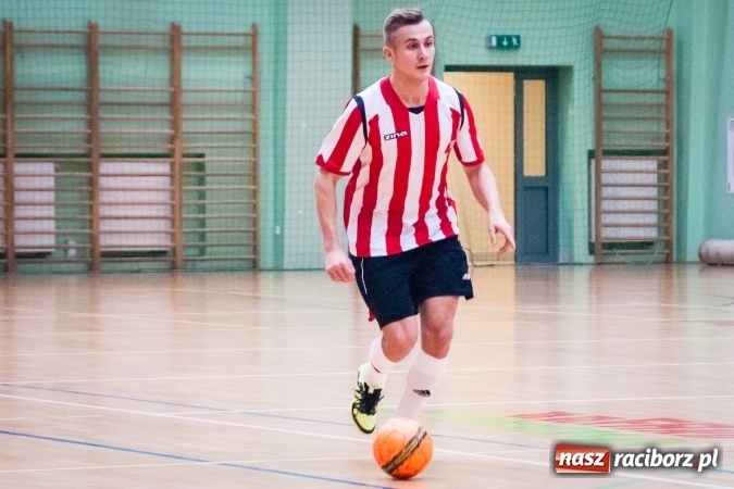 Zdjęcie w galerii na portalu naszraciborz.pl: Przedświąteczne starcia w HLPN. Wygrane Amatorów i PRD Kuhn. Remis Straży Pożarnej wiadomości z regionu