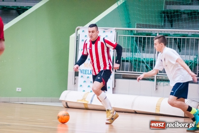 Zdjęcie w galerii na portalu naszraciborz.pl: Przedświąteczne starcia w HLPN. Wygrane Amatorów i PRD Kuhn. Remis Straży Pożarnej wiadomości z regionu