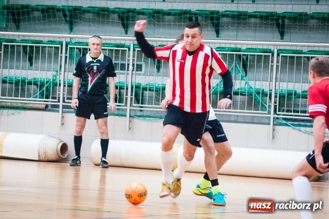 Zdjęcie w galerii na portalu naszraciborz.pl: Przedświąteczne starcia w HLPN. Wygrane Amatorów i PRD Kuhn. Remis Straży Pożarnej wiadomości z regionu