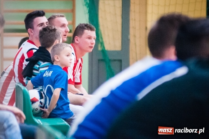 Zdjęcie w galerii na portalu naszraciborz.pl: Przedświąteczne starcia w HLPN. Wygrane Amatorów i PRD Kuhn. Remis Straży Pożarnej wiadomości z regionu