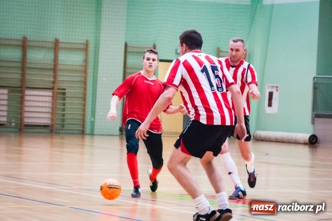 Zdjęcie w galerii na portalu naszraciborz.pl: Przedświąteczne starcia w HLPN. Wygrane Amatorów i PRD Kuhn. Remis Straży Pożarnej wiadomości z regionu