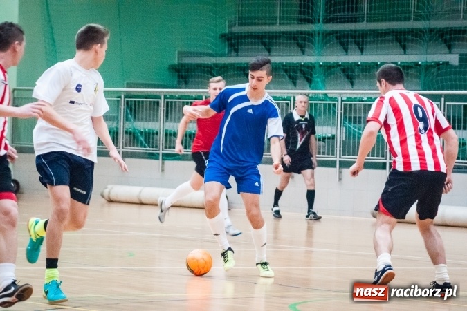 Zdjęcie w galerii na portalu naszraciborz.pl: Przedświąteczne starcia w HLPN. Wygrane Amatorów i PRD Kuhn. Remis Straży Pożarnej wiadomości z regionu