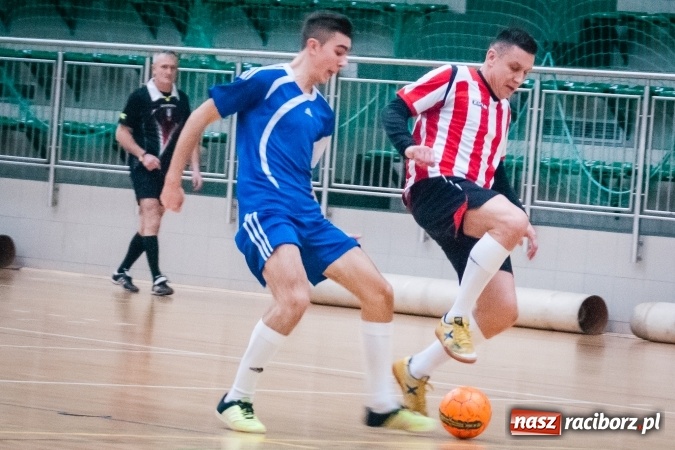 Zdjęcie w galerii na portalu naszraciborz.pl: Przedświąteczne starcia w HLPN. Wygrane Amatorów i PRD Kuhn. Remis Straży Pożarnej wiadomości z regionu