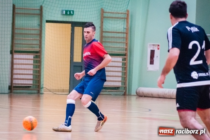 Zdjęcie w galerii na portalu naszraciborz.pl: Przedświąteczne starcia w HLPN. Wygrane Amatorów i PRD Kuhn. Remis Straży Pożarnej wiadomości z regionu