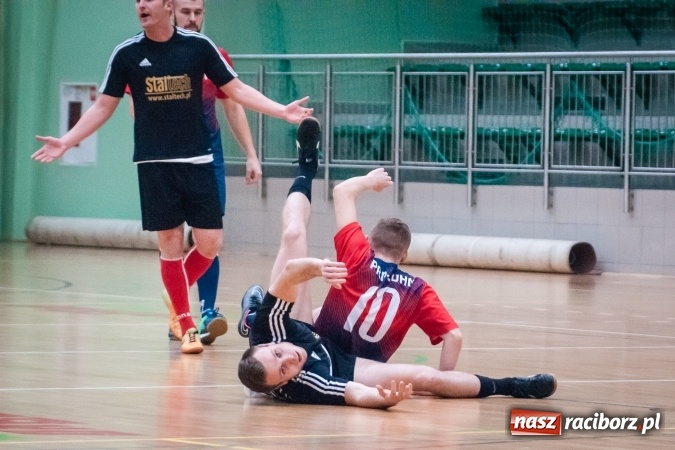 Zdjęcie w galerii na portalu naszraciborz.pl: Przedświąteczne starcia w HLPN. Wygrane Amatorów i PRD Kuhn. Remis Straży Pożarnej wiadomości z regionu