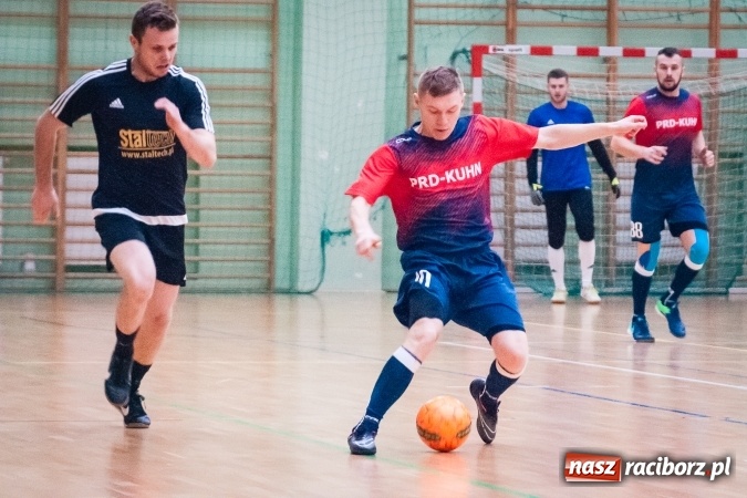 Zdjęcie w galerii na portalu naszraciborz.pl: Przedświąteczne starcia w HLPN. Wygrane Amatorów i PRD Kuhn. Remis Straży Pożarnej wiadomości z regionu