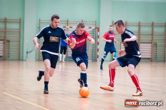 Zdjęcie w galerii na portalu naszraciborz.pl: Przedświąteczne starcia w HLPN. Wygrane Amatorów i PRD Kuhn. Remis Straży Pożarnej wiadomości z regionu