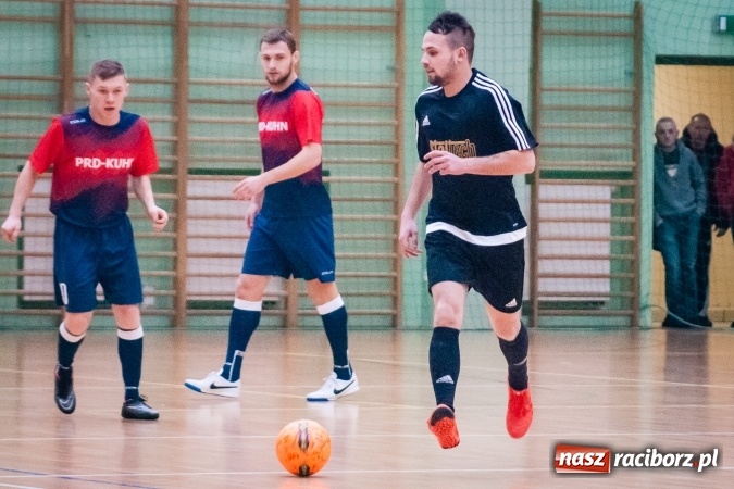 Zdjęcie w galerii na portalu naszraciborz.pl: Przedświąteczne starcia w HLPN. Wygrane Amatorów i PRD Kuhn. Remis Straży Pożarnej wiadomości z regionu