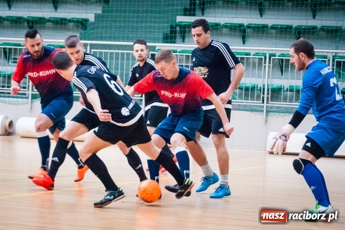 Zdjęcie w galerii na portalu naszraciborz.pl: Przedświąteczne starcia w HLPN. Wygrane Amatorów i PRD Kuhn. Remis Straży Pożarnej wiadomości z regionu