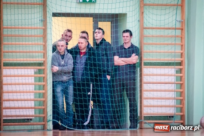 Zdjęcie w galerii na portalu naszraciborz.pl: Przedświąteczne starcia w HLPN. Wygrane Amatorów i PRD Kuhn. Remis Straży Pożarnej wiadomości z regionu