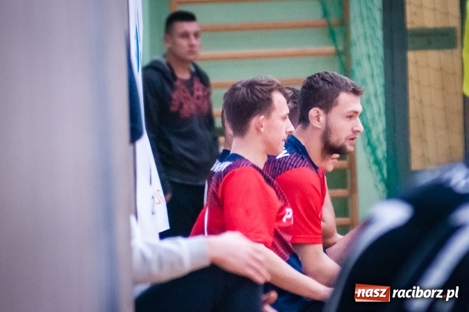 Zdjęcie w galerii na portalu naszraciborz.pl: Przedświąteczne starcia w HLPN. Wygrane Amatorów i PRD Kuhn. Remis Straży Pożarnej wiadomości z regionu