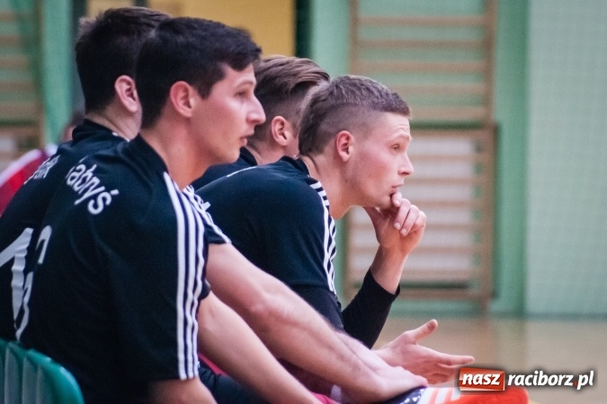 Zdjęcie w galerii na portalu naszraciborz.pl: Przedświąteczne starcia w HLPN. Wygrane Amatorów i PRD Kuhn. Remis Straży Pożarnej wiadomości z regionu