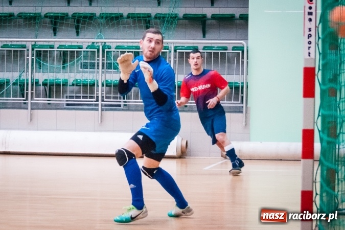 Zdjęcie w galerii na portalu naszraciborz.pl: Przedświąteczne starcia w HLPN. Wygrane Amatorów i PRD Kuhn. Remis Straży Pożarnej wiadomości z regionu