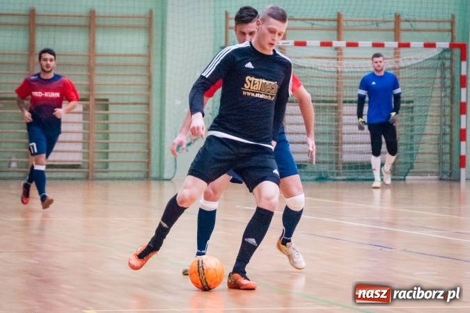 Zdjęcie w galerii na portalu naszraciborz.pl: Przedświąteczne starcia w HLPN. Wygrane Amatorów i PRD Kuhn. Remis Straży Pożarnej wiadomości z regionu