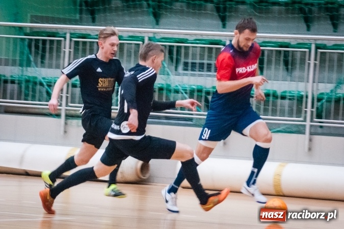 Zdjęcie w galerii na portalu naszraciborz.pl: Przedświąteczne starcia w HLPN. Wygrane Amatorów i PRD Kuhn. Remis Straży Pożarnej wiadomości z regionu