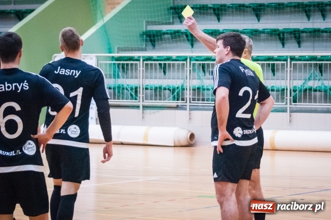 Zdjęcie w galerii na portalu naszraciborz.pl: Przedświąteczne starcia w HLPN. Wygrane Amatorów i PRD Kuhn. Remis Straży Pożarnej wiadomości z regionu