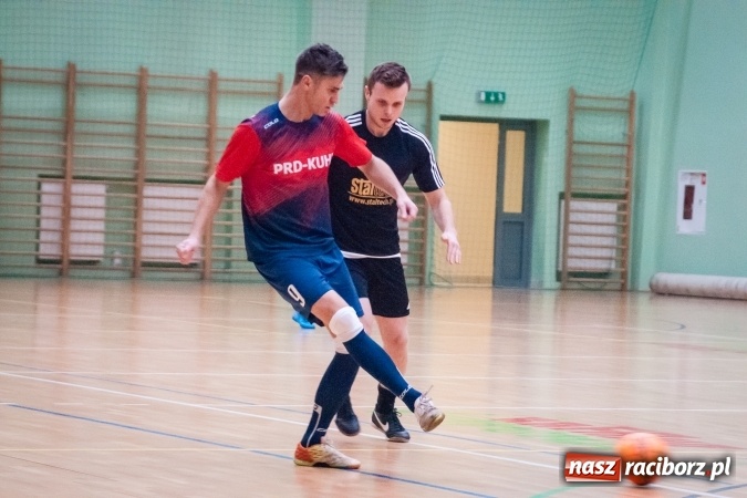 Zdjęcie w galerii na portalu naszraciborz.pl: Przedświąteczne starcia w HLPN. Wygrane Amatorów i PRD Kuhn. Remis Straży Pożarnej wiadomości z regionu