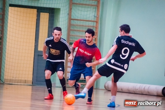 Zdjęcie w galerii na portalu naszraciborz.pl: Przedświąteczne starcia w HLPN. Wygrane Amatorów i PRD Kuhn. Remis Straży Pożarnej wiadomości z regionu