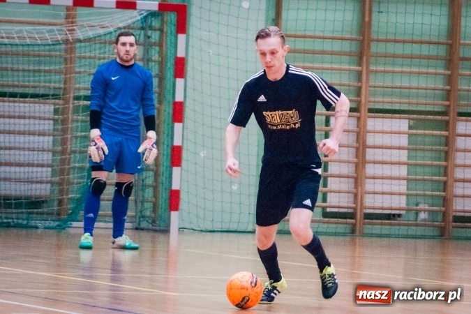 Zdjęcie w galerii na portalu naszraciborz.pl: Przedświąteczne starcia w HLPN. Wygrane Amatorów i PRD Kuhn. Remis Straży Pożarnej wiadomości z regionu